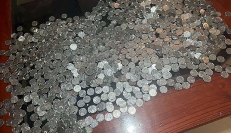 Motorista tem carro guinchado, se revolta e paga taxas com moedas em São Bernardo - 2026-04-28 16:50:12