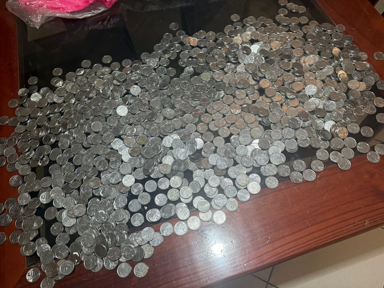 Motorista tem carro guinchado, se revolta e paga taxas com moedas em São Bernardo