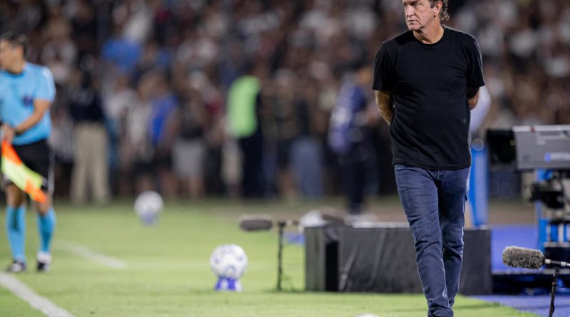 Cuca fala em cobrança a Gabigol e comenta briga: “Não tem ninguém certo”