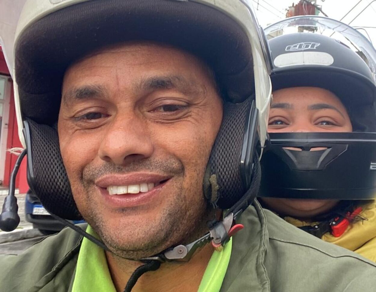 Empatia sobre duas rodas: motorista de aplicativo acolhe jovem cega após sucessivas rejeições em São Bernardo