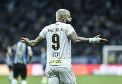 Gabigol se isola mais como terceiro maior artilheiro do Santos no século