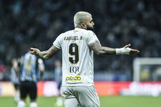 Gabigol se isola mais como terceiro maior artilheiro do Santos no século