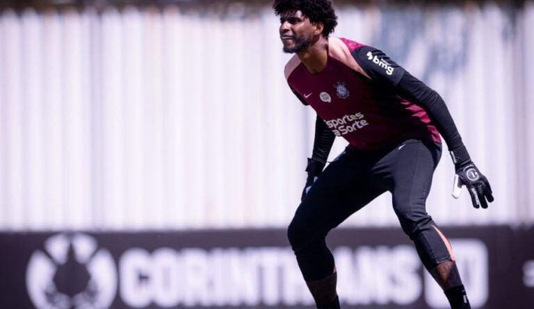 Goleiro do Corinthians sonha com Copa e expõe preparação