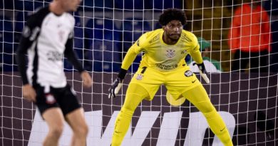 Hugo Souza diz torcer pelo hexa mesmo de fora da convocação