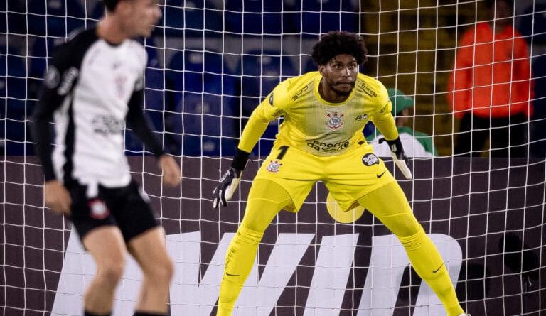 Hugo Souza diz torcer pelo hexa mesmo de fora da convocação