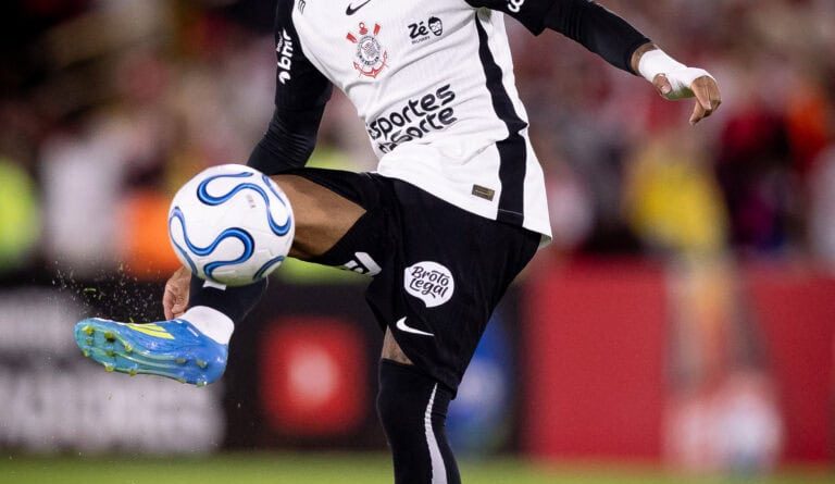 Lateral do Corinthians responde se pensa em sair