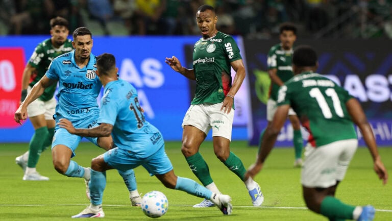 Palmeiras sai atrás, mas busca empate contra o Santos - 2026-05-02 20:44:24