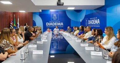 Prefeito Taka Yamauchi recebe professores em encontro na Prefeitura
