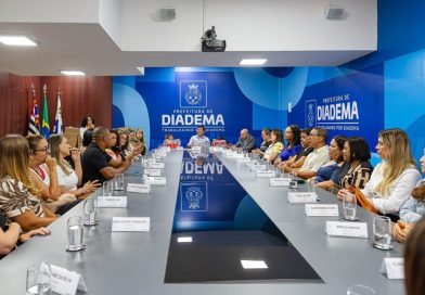 Prefeito Taka Yamauchi recebe professores em encontro na Prefeitura