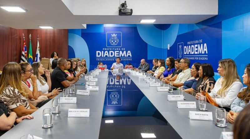 Prefeito Taka Yamauchi recebe professores em encontro na Prefeitura