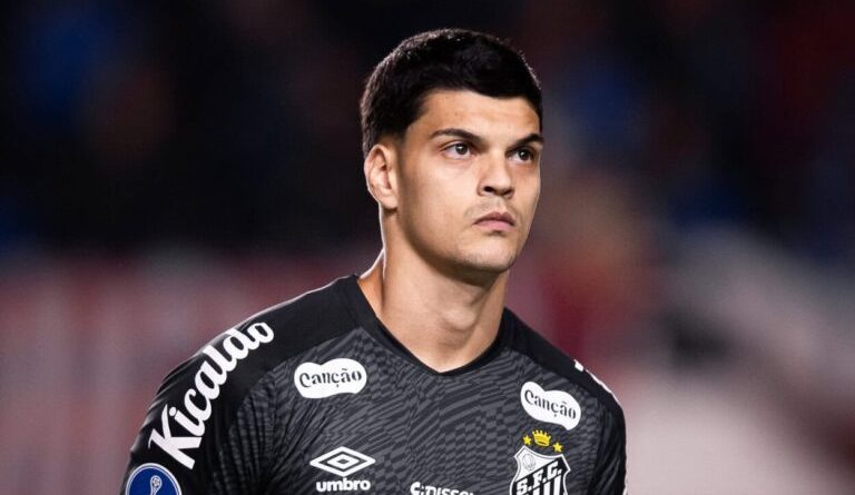 Santos consegue efeito suspensivo para Gabriel Brazão