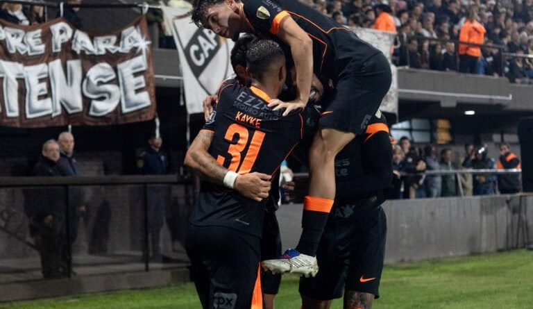 Veja a escalação do Corinthians para enfrentar o Santa Fe