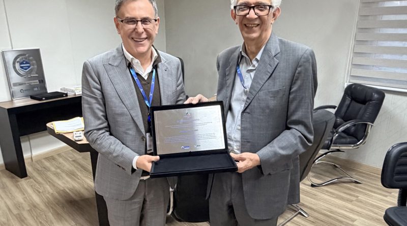 FUABC recebe distinção por indicadores em UTIs: Dr. Ricardo Carajeleascow, vice-presidente da FUABC (à esquerda), e Dr. Aldemir Humberto Soares, presidente da FUABC.