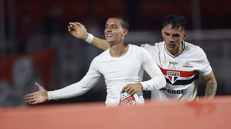 Atacante do São Paulo recebe alta após acidente de carro, mas vira desfalque