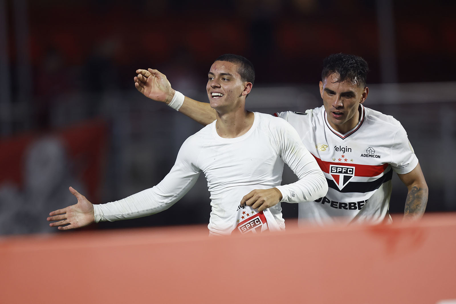 Divulgação / saopaulofc.net Atacante do São Paulo recebe alta após acidente de carro, mas vira desfalque