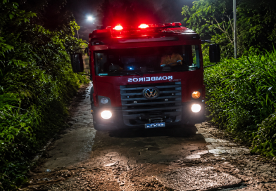 Para atender moradora em Rio Grande da Serra Bombeiros enfrentam lama e ribanceiras