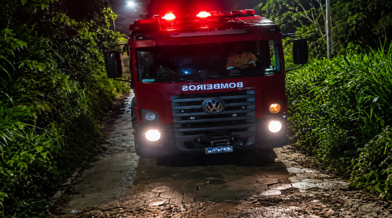 Para atender moradora em Rio Grande da Serra Bombeiros enfrentam lama e ribanceiras