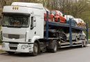 Caminhão-cegonha carregado com carros, imagem ilustrativa sobre transporte de veículos.
