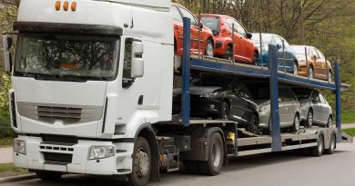 Caminhão-cegonha carregado com carros, imagem ilustrativa sobre transporte de veículos.