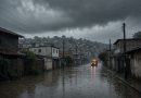 Cidade sob chuva torrencial com ruas alagadas e céu escurecido (imagem ilustrativa)