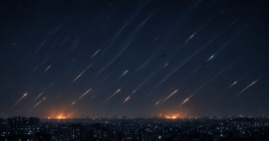 Céu noturno com rastros de drones e explosões ao fundo sobre uma cidade (imagem ilustrativa)