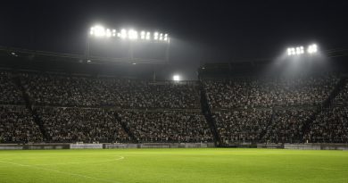 Estadio de futebol a noite com refletores (imagem ilustrativa)