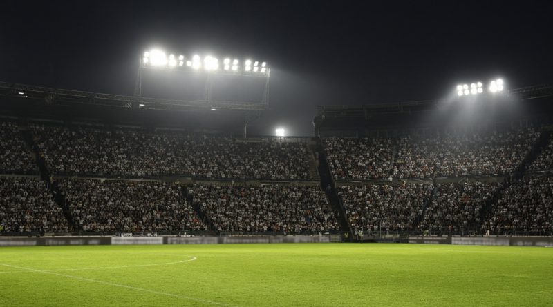 Estadio de futebol a noite com refletores (imagem ilustrativa)