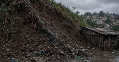 Encosta com terra exposta e deslizamento em área urbana após chuva intensa (imagem ilustrativa)