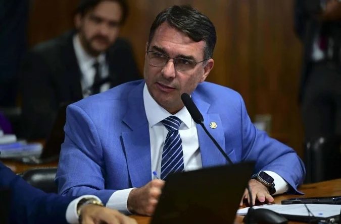 Flávio Bolsonaro viajou em jato ligado a Vorcaro em 2025