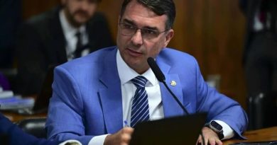 PF investiga Flávio Bolsonaro sobre financiamento de Dark Horse