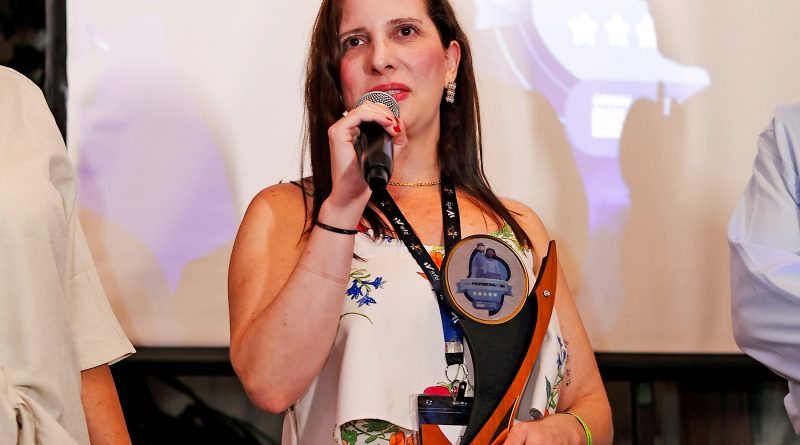 Colaboradora recebe prêmio Destaque 2026 de RH