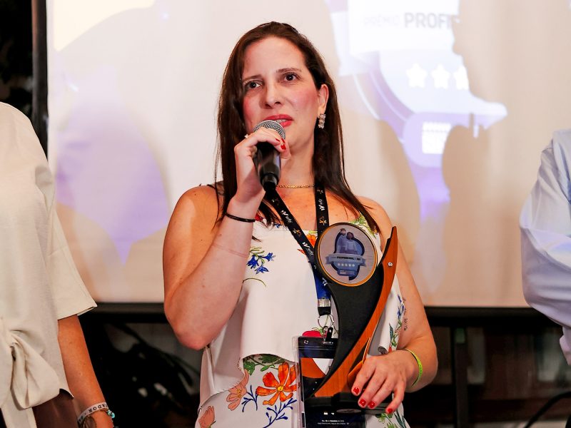 Colaboradora recebe prêmio Destaque 2026 de RH