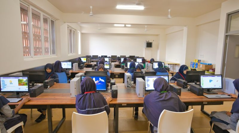 Diadema entrega escola reformada com laboratório de robótica