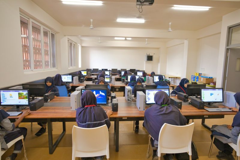 Diadema entrega escola reformada com laboratório de robótica